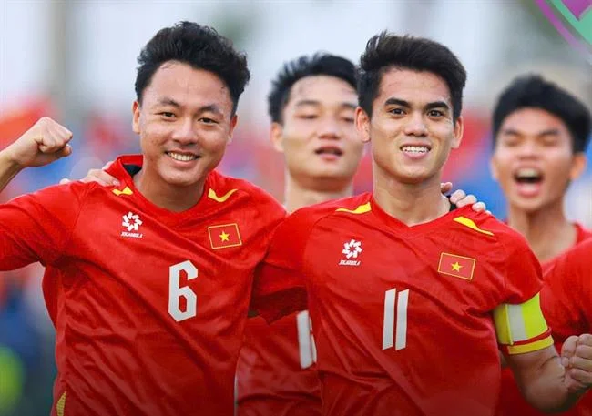 Quả bóng đá trên sân cỏ